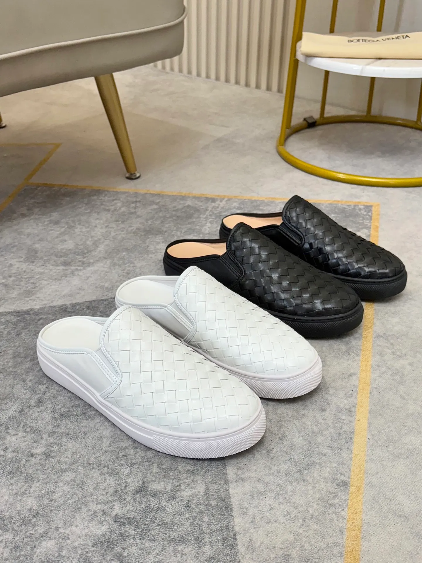 P380 BV men's casual half-drag👞. Handsome and versatile low-top shoes, woven cowhide upper, pigskin lining for the feet, 🌺🌺perfect shoe last, 🌲🌲 fashionable and handsome, comfortable on the feet, 🚗🚗wear-resistant and non-slip rubber outsole. Code number: 38-44. 45 is custom-made and cannot be returned or exchanged